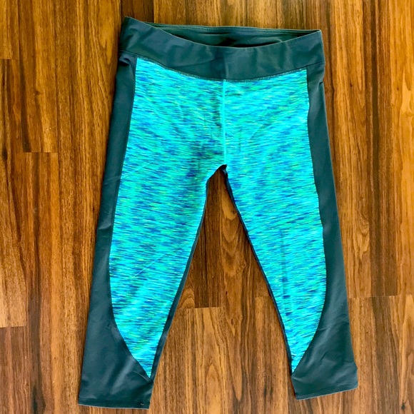 Mid-Rise Printed Capri Fabletics Leggings - Picture 4 of 6